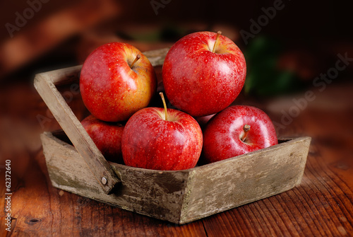 mele rosse biologiche nella cassetta di legno photo