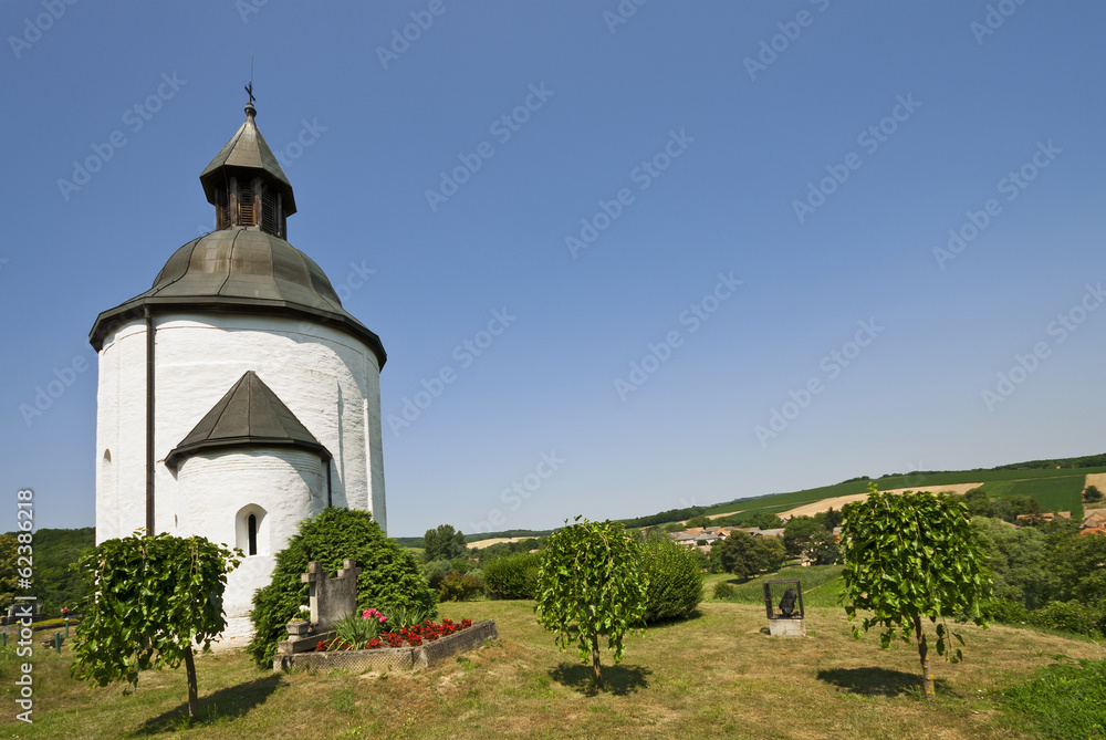 Round church with cemetery