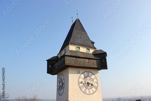 Der Uhrturm am Grazer Schloßberg vor blauem Himmel photo