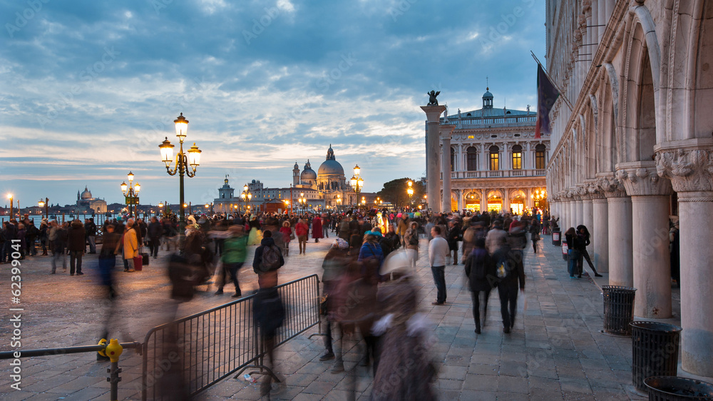 Fototapeta premium Tourists in San Marco square during Carnival of Venice. Italy.