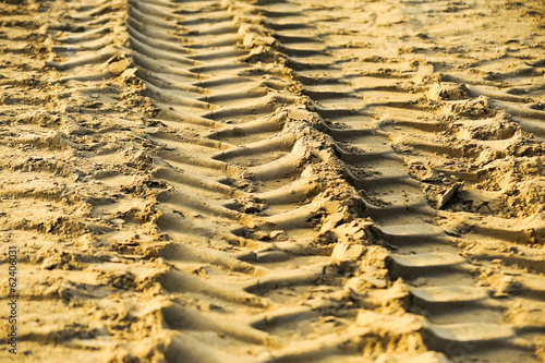 Reifenspur im Sand auf einer Baustelle