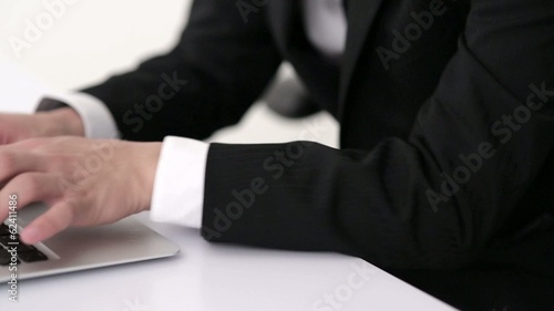 Wallpaper Mural ノートパソコンを使うビジネスマン Torontodigital.ca