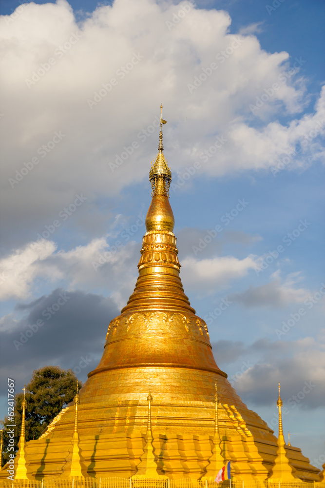Fototapeta premium Tachileik Shwedagon Pagoda