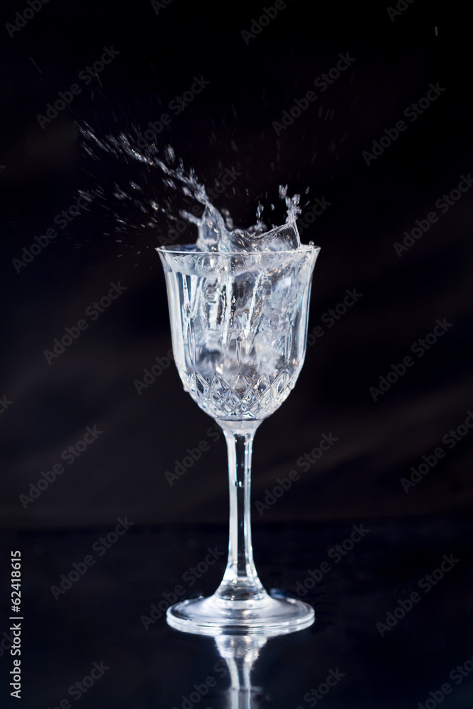 Obraz premium Crystal Wine Glass with Splashing Liquid