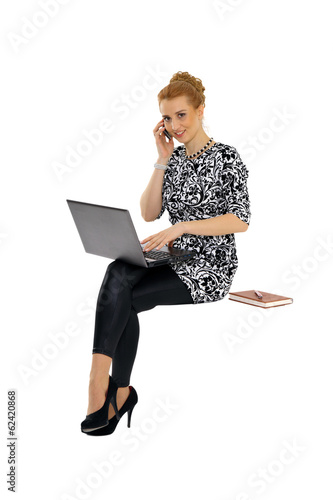 kobieta z laptopem i komórką