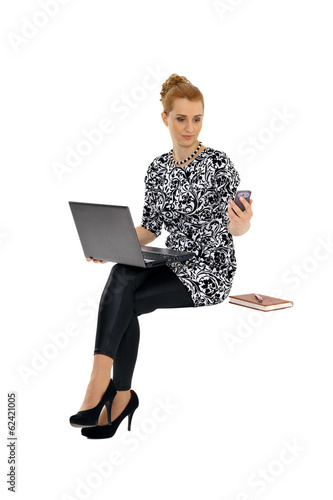 kobieta z laptopem i komórką