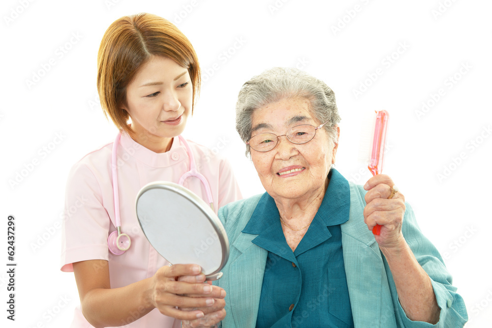 笑顔の高齢者と看護師 笑顔の高齢者と看護師