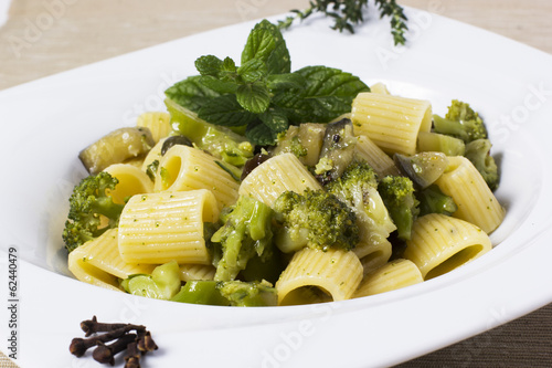 Obraz na plátně pasta broccoli melanzane