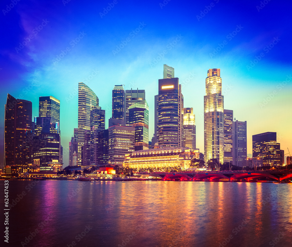 Naklejka premium Singapore skyline and river in evening