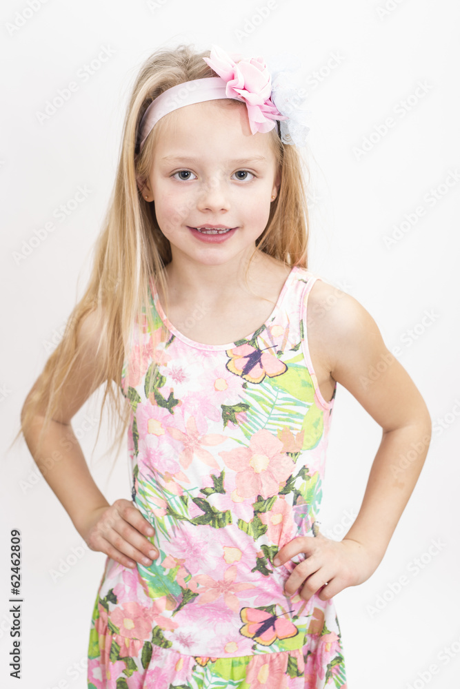 Junges Mädchen im Sommerkleid - obrazy, fototapety, plakaty 