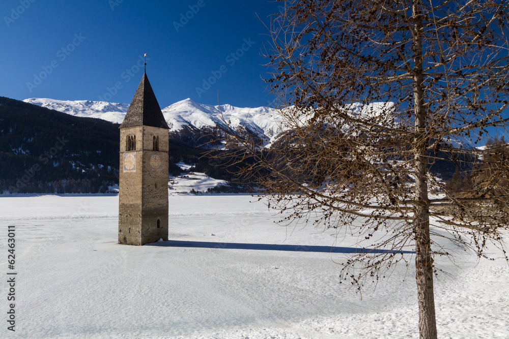 Kirchturm im Reschensee im Winter, Italien