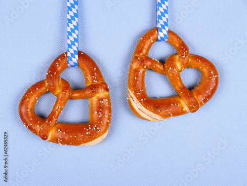 Obraz na płótnie Two pretzel in heart shape on blue background