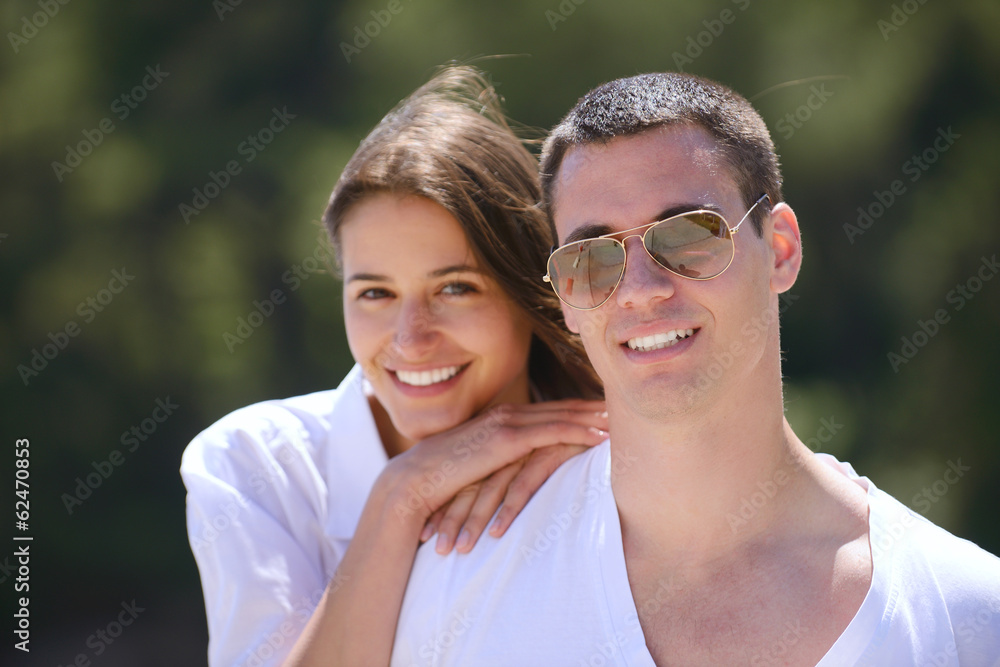Obraz premium happy couple have fun on the beach