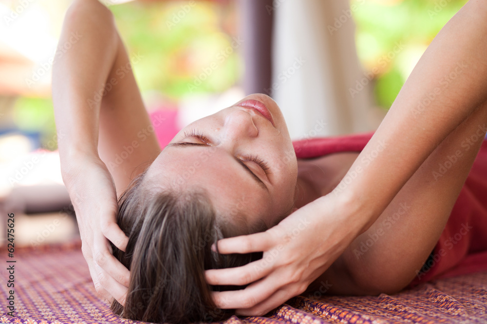 Obraz premium beautiful young woman enjoying her time in spa. head massage