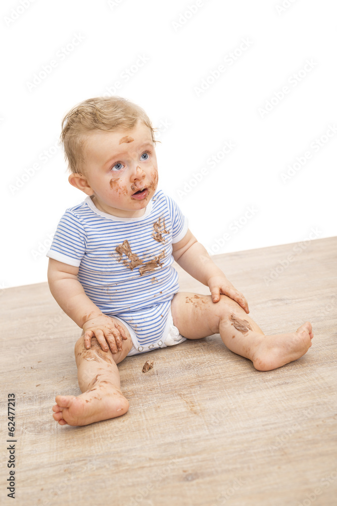 Kleiner Bub isst Schokoladencreme, schmutzig, lacht, Kleiner Bub isst Schokoladencreme, schmutzig, lacht,