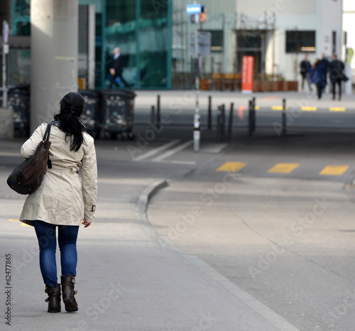 femme marchant sur un trottoir