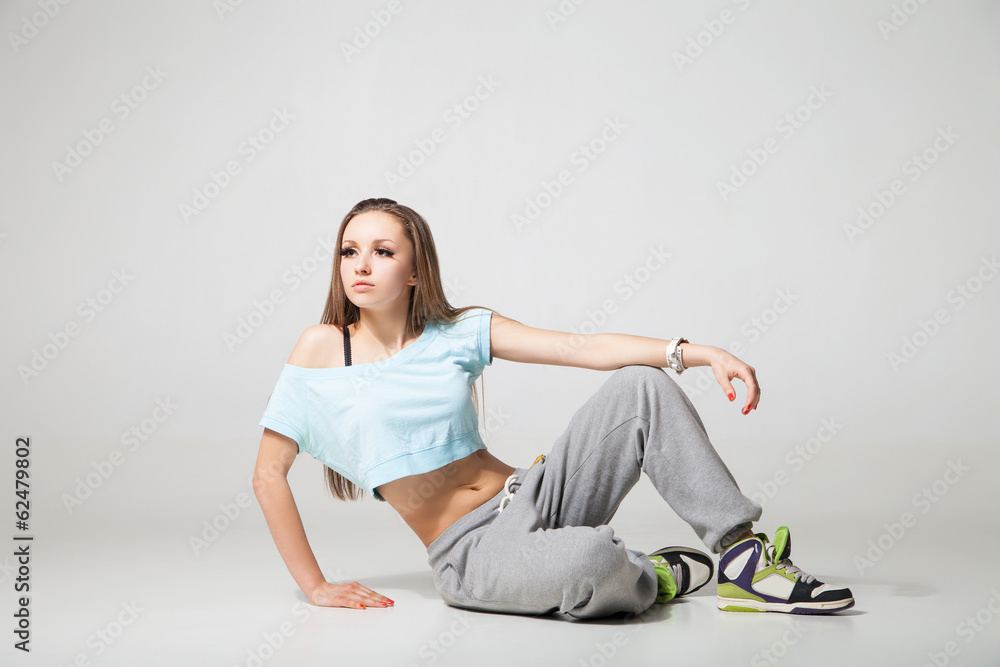 Obraz premium cool looking two dancing woman on grey background