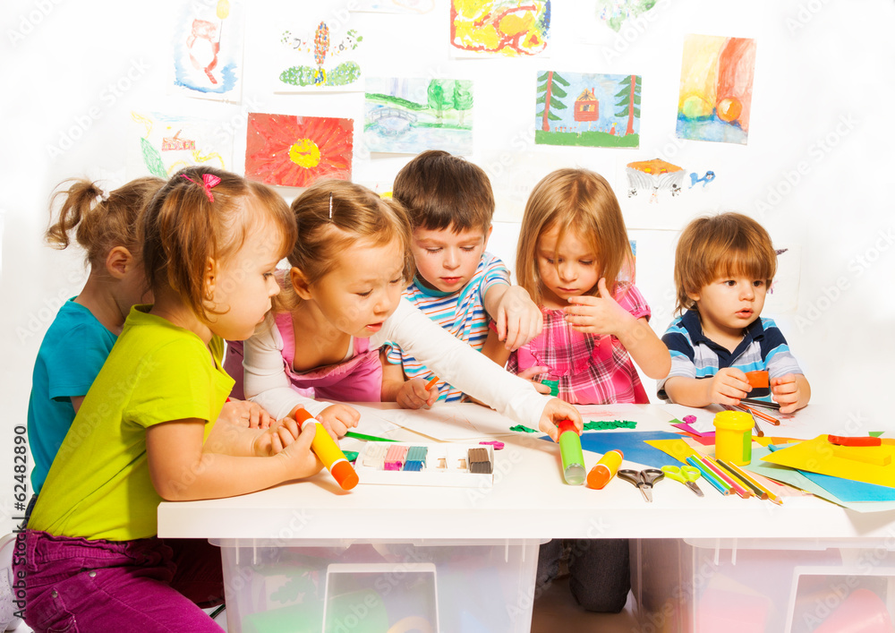 Fototapeta premium Group of happy kids painting and