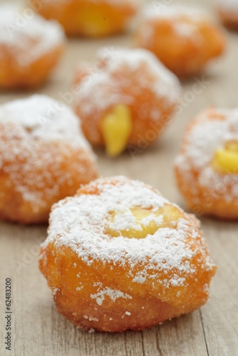 Wallpaper Mural Frittelle di carnevale con ripieno di crema pasticcera Torontodigital.ca