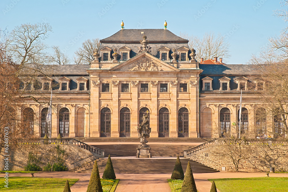 Die Orangerie mit Floravase im barocken Fuldaer Schlosspark