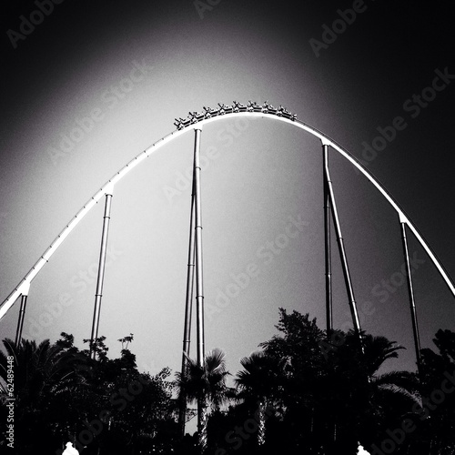 en lo alto de la montaña rusa