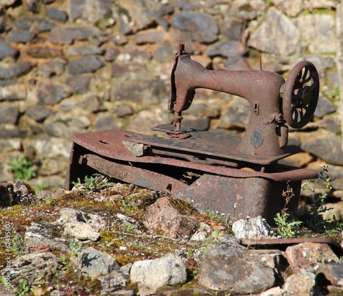 Machine à coudre calcinée.