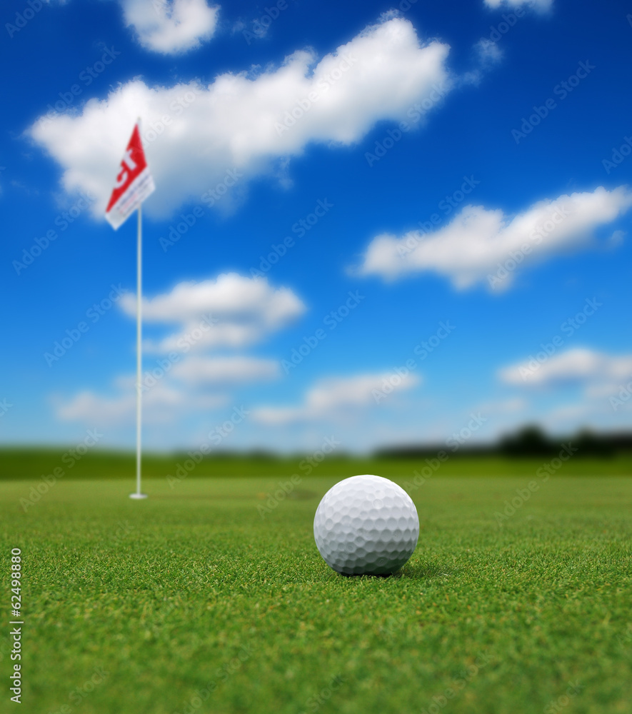 Obraz premium Golf ball in front of flag