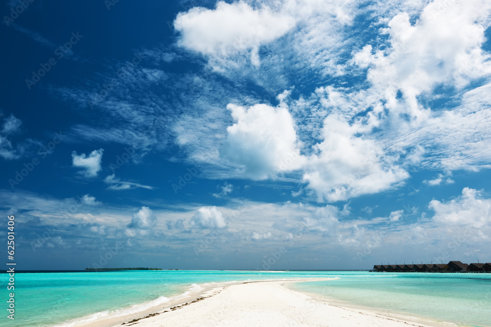 Fototapeta premium Beautiful beach with sandspit at Maldives