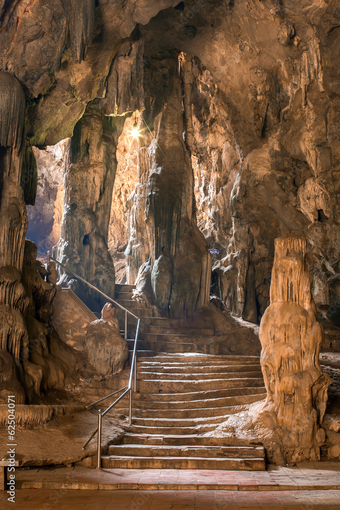 Obraz premium Jaskinia Khao Luang w Phetchaburi, Tajlandia