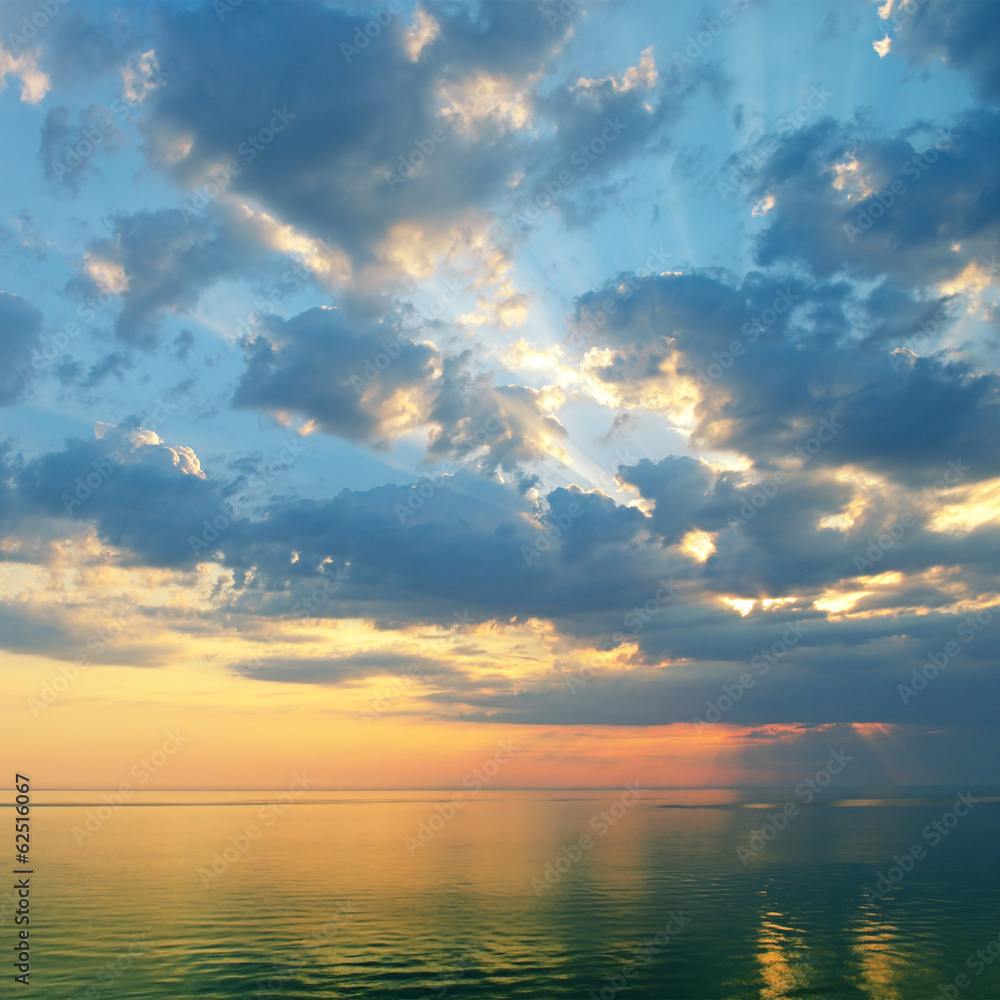 Fototapeta premium beautiful sunrise over the ocean