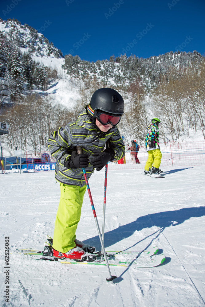 Jeune skieur (8-9 ans)