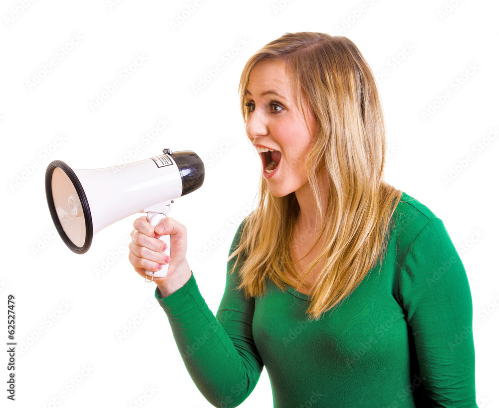 Frau spricht durch Megaphon