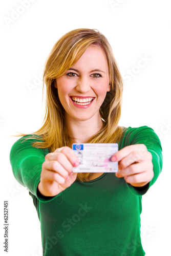 Frau zeigt stolz ihren Führerschein