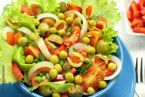 Vegetable salad with tomatoes, peppers and peas.