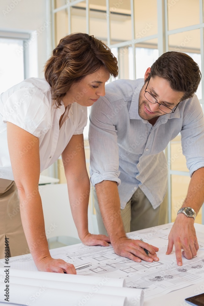 Obraz premium Business people working on blueprints at office