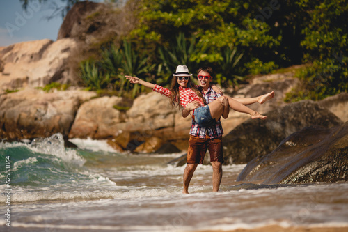 Fototapeta Naklejka Na Ścianę i Meble -  Loving couple on a tropical beach
