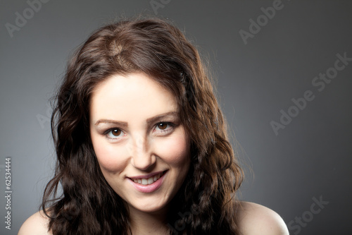 Junge Frau mit braunen Haaren