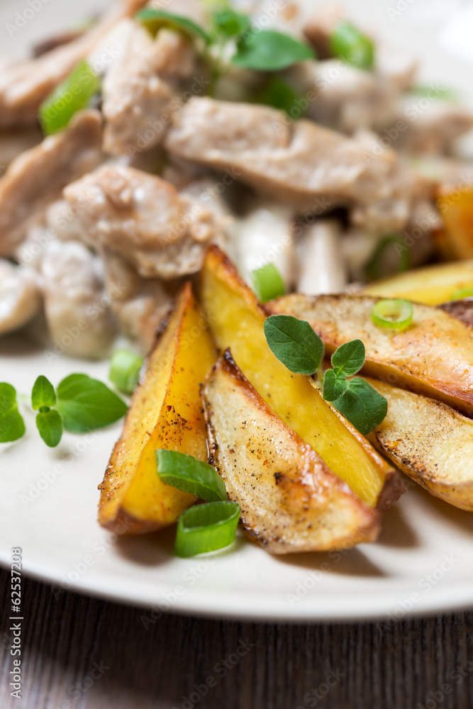 Würzige Kartoffelspalten mit Sojagulasch Würzige Kartoffelspalten mit Sojagulasch