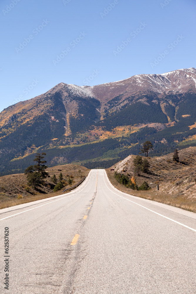 Naklejka premium road on independence pass colorado