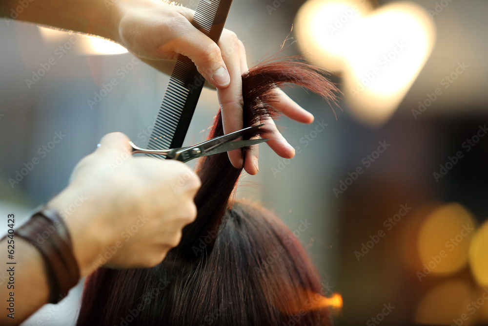 Barber cutting hair - obrazy, fototapety, plakaty 
