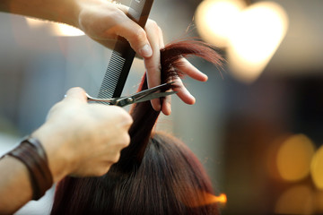 Handdoek met foto Kapsalon Kapper knipt herenhaar in salon  © wideonet