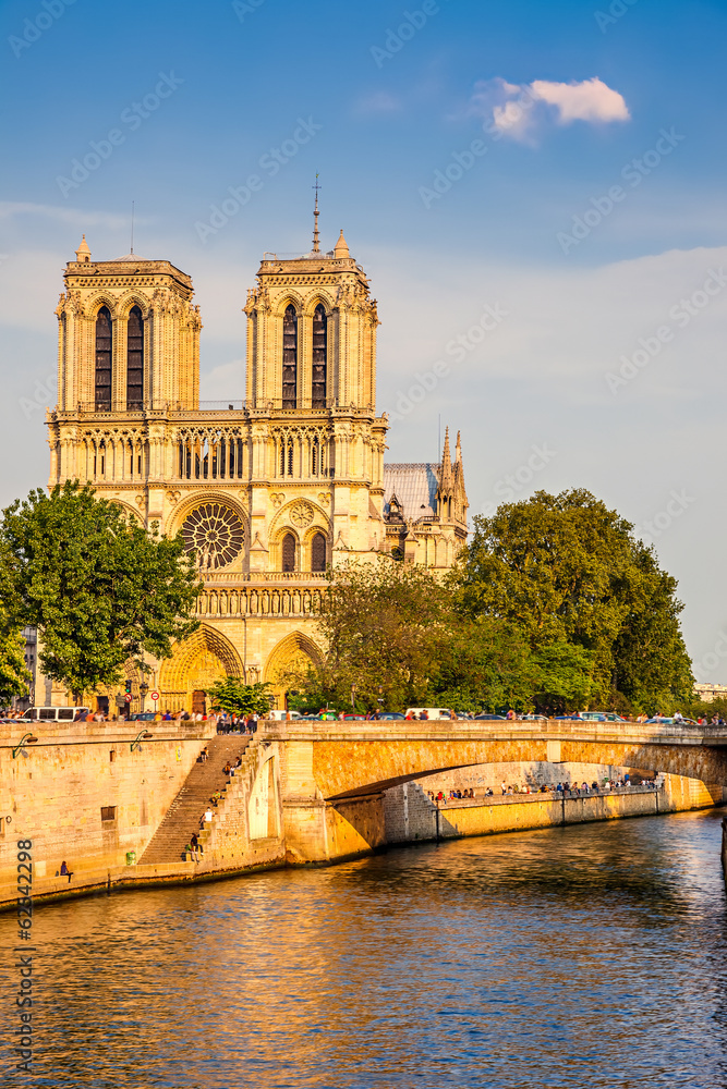 Obraz premium Notre Dame de Paris at sunset