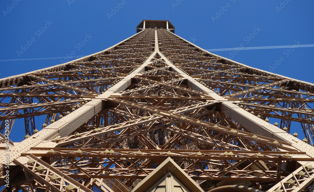 Structure métallique de la Tour Eiffel à Paris