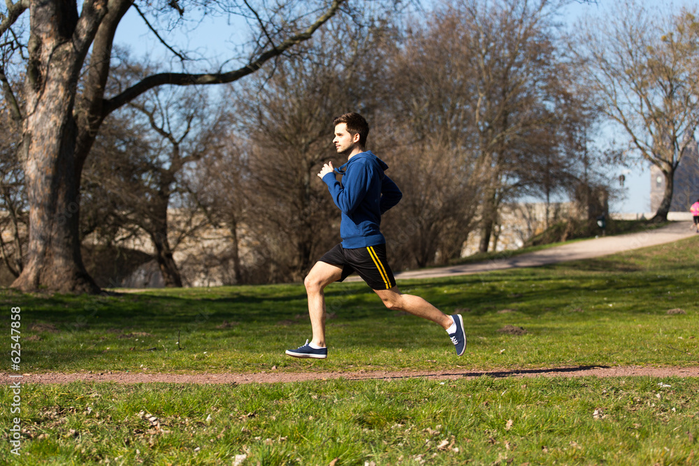 Fototapeta premium Mann joggt durch den Park