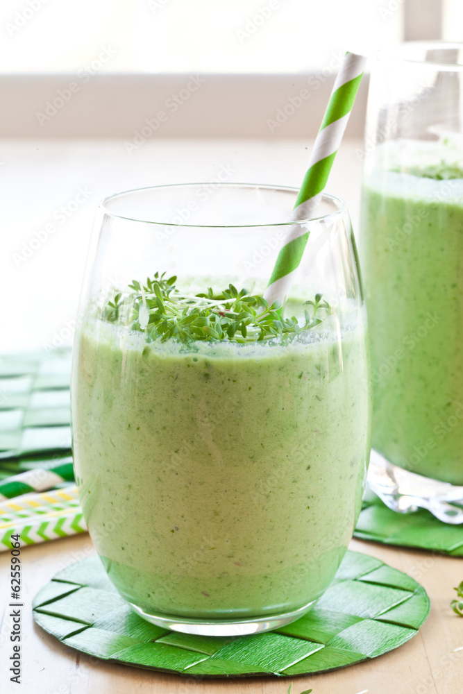 Gruener Smoothie mit Krautern Gruener Smoothie mit Krautern
