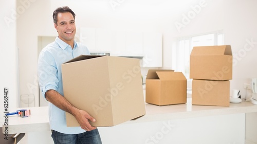 Man carrying boxes in a new house © WavebreakmediaMicro