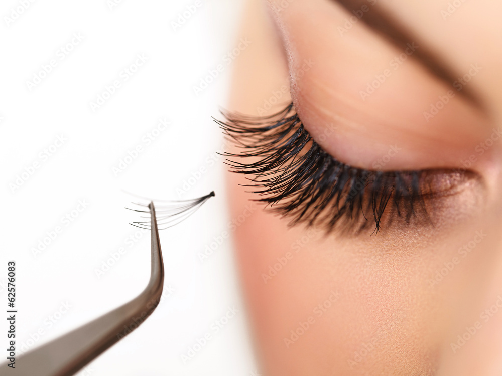 Obraz premium Kobieta oko z pięknym makijażem i długimi rzęsami. Tusz do rzęs