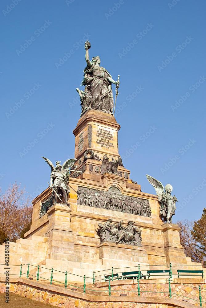 Die Germania des Niederwalddenkmals über Rüdesheim