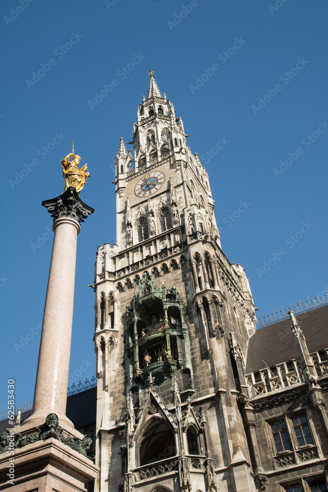 Fototapeta premium München-Rathaus auf Marienplatz mit Mariensäule