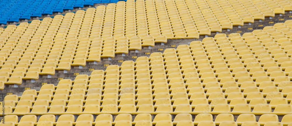 Fototapeta premium Siedziska stadionowe w kolorze żółtym i niebieskim